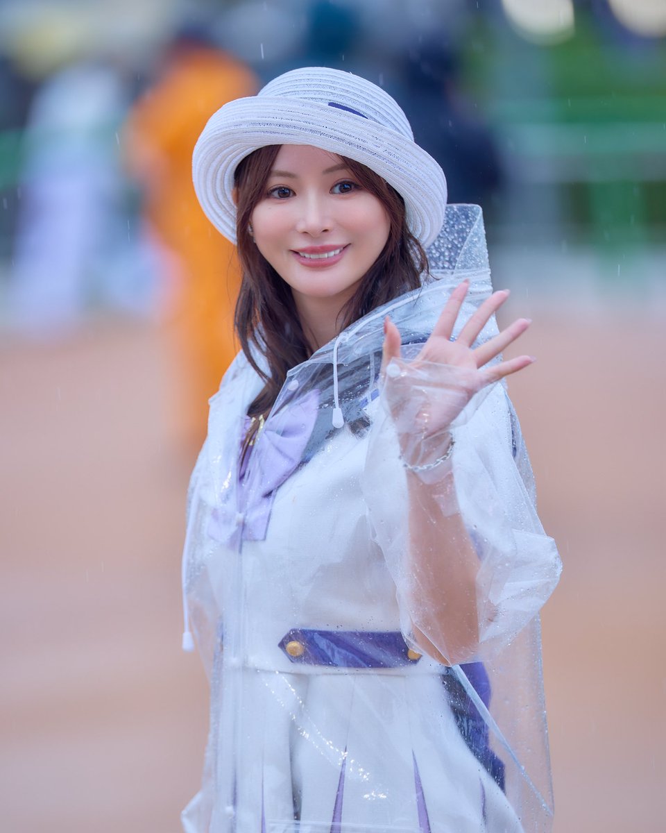 MinamiHimeno000's tweet photo. おはようございます🐴🌧️
本日の中山競馬場のウィナーズレディを担当します🫡
本日もよろしくお願い申し上げます🐴
良い一日になりますように✨🏇
全人馬無事に...✨ https://t.co/hhqrqPTJ4y