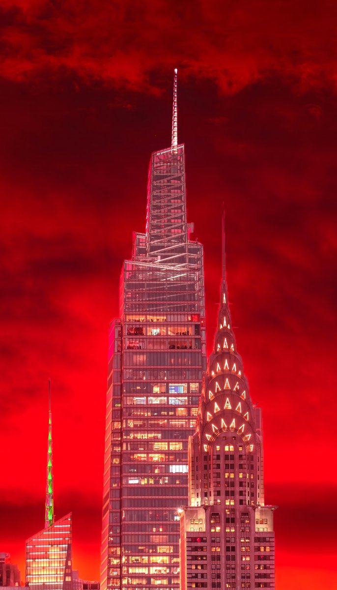 isardasorensen's tweet photo. Sunset skies afire tonight in #NYC on the eve of the Nor'easter. #NewYork #NewYorkCity #sunset https://t.co/lFZad6B6Qy