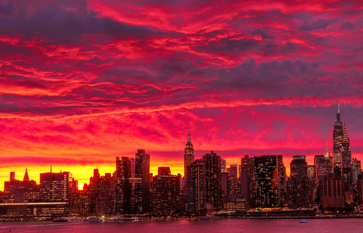 isardasorensen's tweet photo. Sunset skies afire tonight in #NYC on the eve of the Nor'easter. #NewYork #NewYorkCity #sunset https://t.co/lFZad6B6Qy
