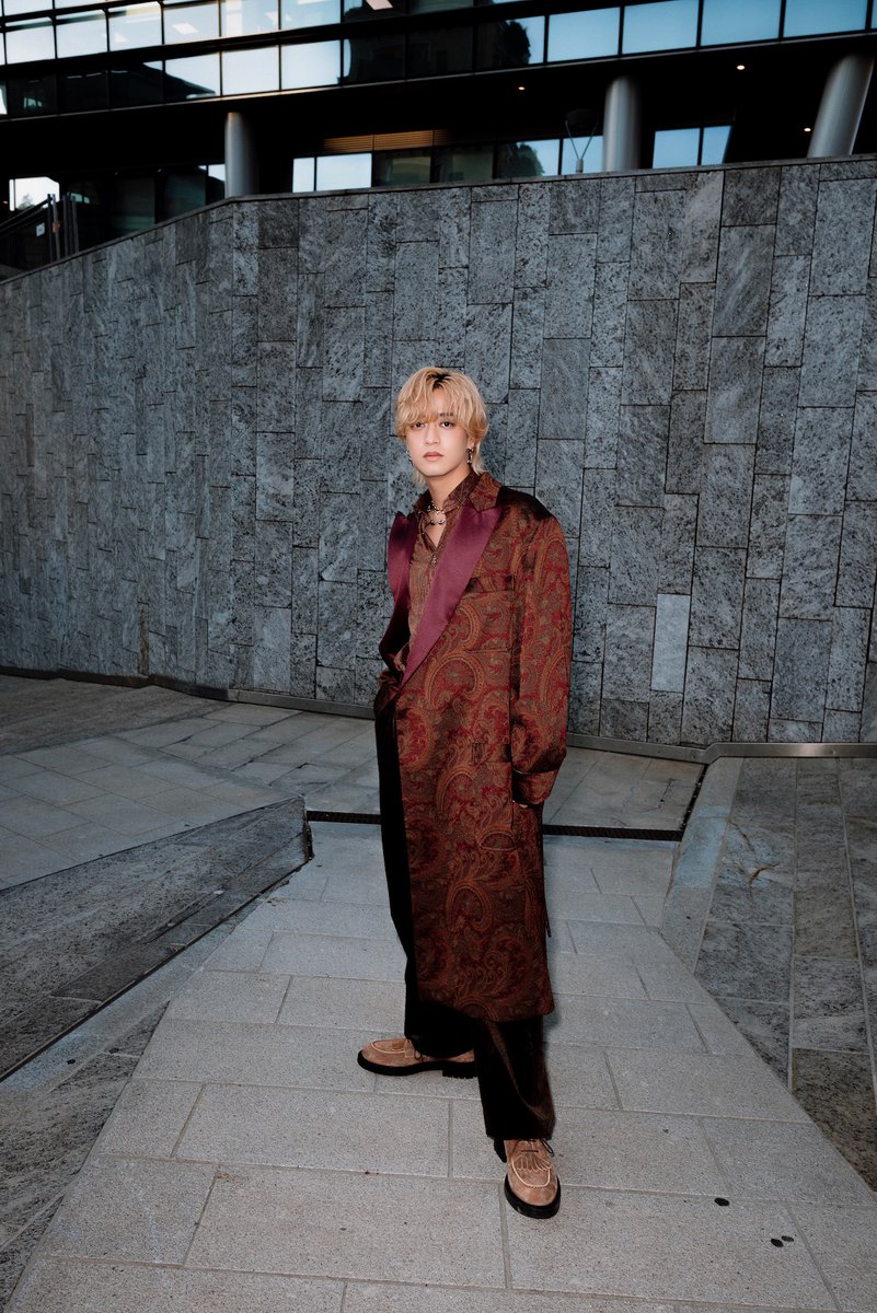 emogram_sankei's tweet photo. King &amp; Prince髙橋海人さんが
ETROのショーに出席！

ローブコートにサテンシャツを
合わせた優美な姿を披露✨

「ETROの世界観にぴったり」
「気品溢れる着こなし」と
絶賛の声が寄せられています👀

#髙橋海人 #KingandPrince
📸詳細👇
https://t.co/KmUSBSiB5p https://t.co/06jhRX5IQq