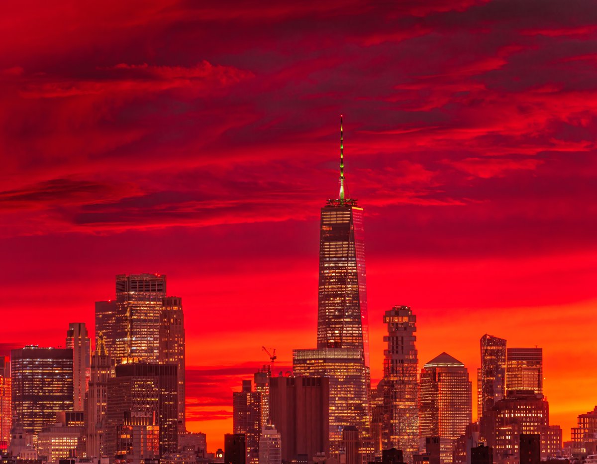 isardasorensen's tweet photo. Sunset skies afire tonight in #NYC on the eve of the Nor'easter. #NewYork #NewYorkCity #sunset https://t.co/lFZad6B6Qy
