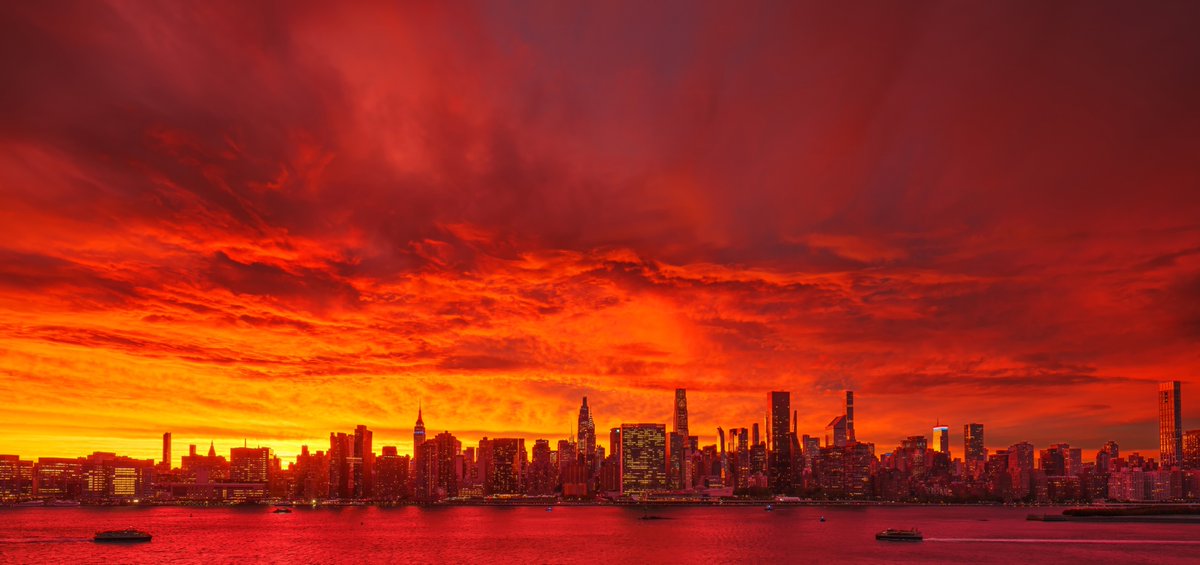 isardasorensen's tweet photo. Sunset skies afire tonight in #NYC on the eve of the Nor'easter. #NewYork #NewYorkCity #sunset https://t.co/lFZad6B6Qy