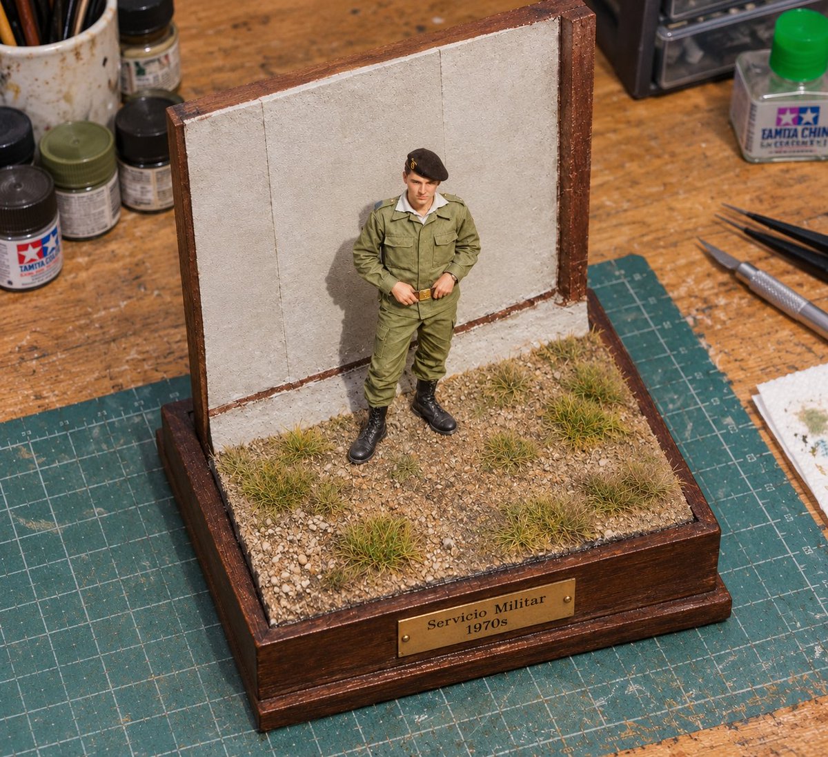 museodeldiorama's tweet photo. 2/La IA cambió la cara, y realizó un pequeño diorama con la fotografía del primer día de quinto en el bip detras del barracón de depósito 
#museodeldiorama https://t.co/Z3hBgC9isn