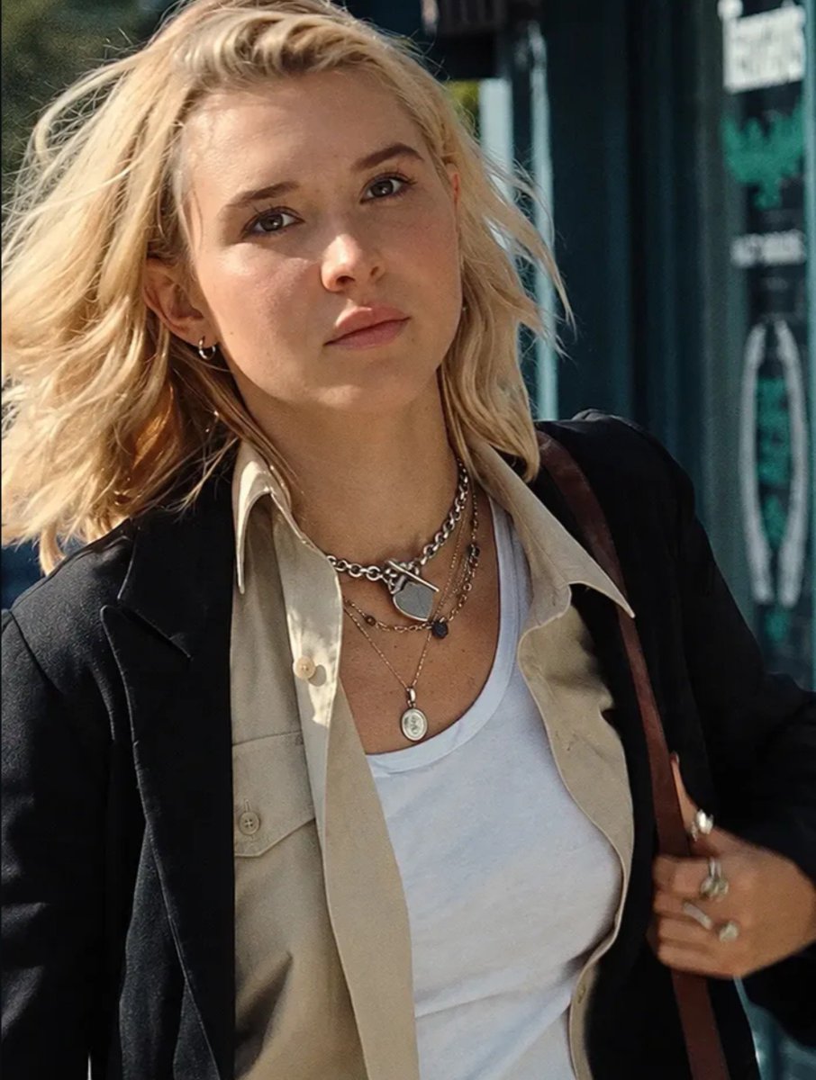 isabelmayonline's tweet photo. Isabel May como Jillian em ‘Falling’.

O filme é um romance e estreia nos cinemas norte-americanos em 9 de outubro, chegando ao VOD em 10 de novembro. https://t.co/UjmhibrRU1