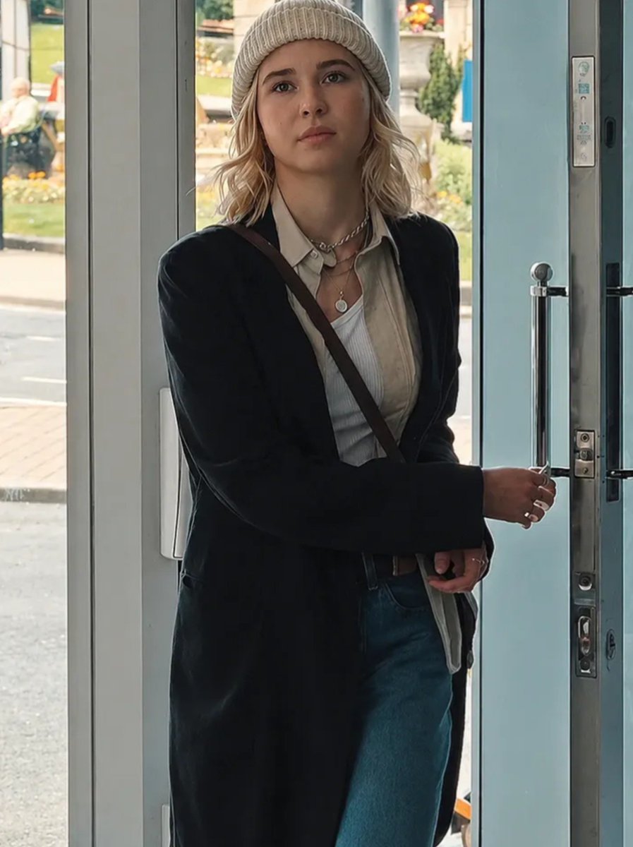 isabelmayonline's tweet photo. Isabel May como Jillian em ‘Falling’.

O filme é um romance e estreia nos cinemas norte-americanos em 9 de outubro, chegando ao VOD em 10 de novembro. https://t.co/UjmhibrRU1
