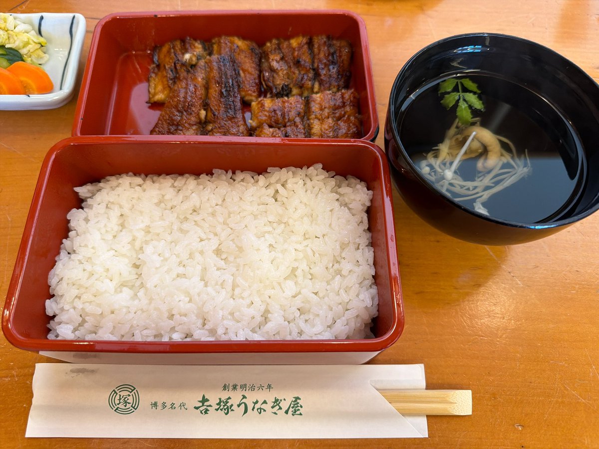 LSSLAVEfrom1998's tweet photo. 福岡では美味しいもの食べ、一昨日は飛行機も無事飛んで、昨日は出社もしたし社内副業（若手育成担当）の仕事も終えてホッと一息。まだカメラロールは整理できてない〜

普段の生活に戻しつつ、来月の名古屋もリセール取りたいと思ってますけど…あれ？リセールいつから？？（そこから） https://t.co/VVgXb4M0Qr