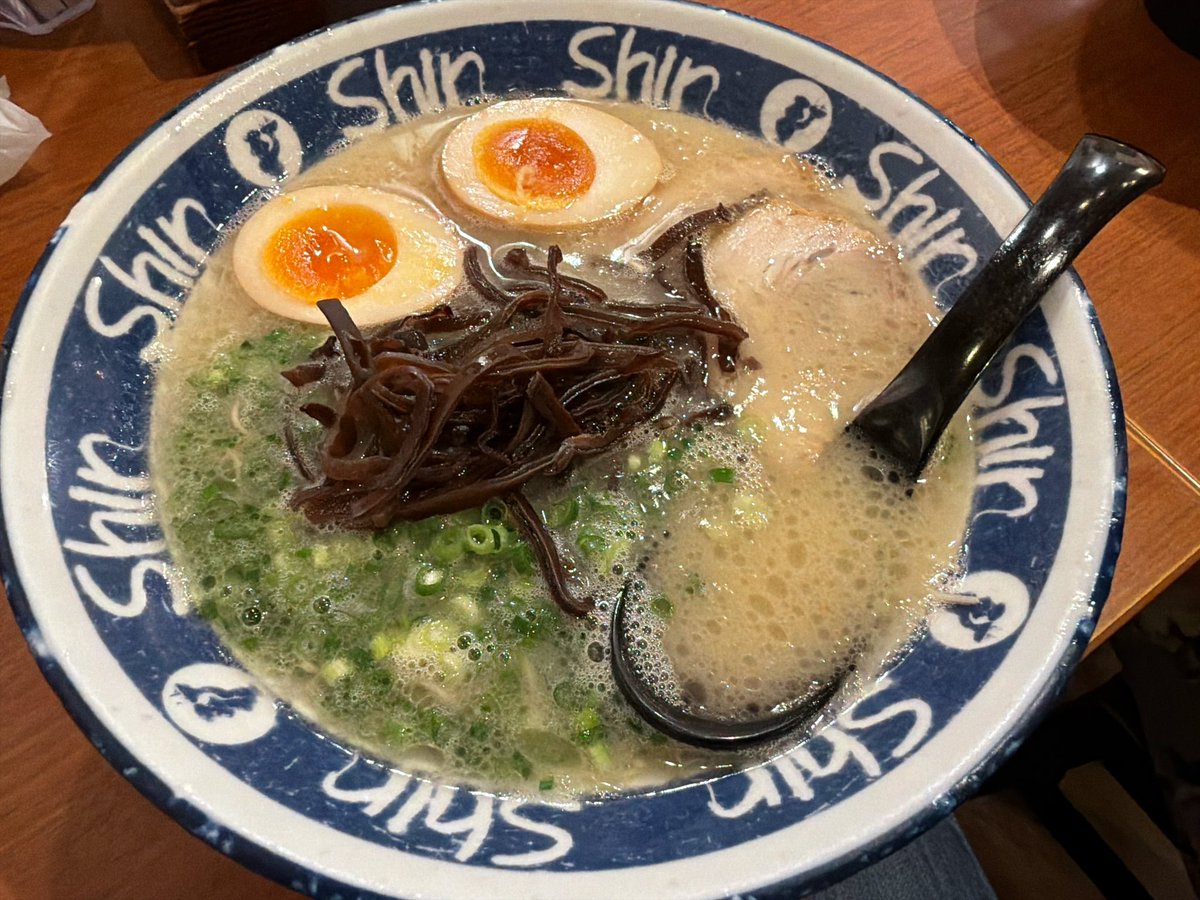 LSSLAVEfrom1998's tweet photo. 福岡では美味しいもの食べ、一昨日は飛行機も無事飛んで、昨日は出社もしたし社内副業（若手育成担当）の仕事も終えてホッと一息。まだカメラロールは整理できてない〜

普段の生活に戻しつつ、来月の名古屋もリセール取りたいと思ってますけど…あれ？リセールいつから？？（そこから） https://t.co/VVgXb4M0Qr