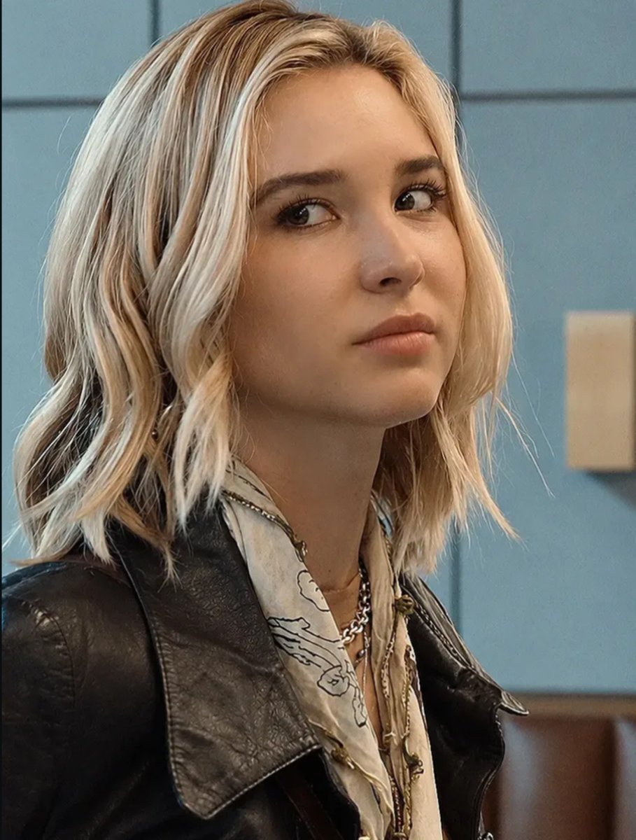 isabelmayonline's tweet photo. Isabel May como Jillian em ‘Falling’.

O filme é um romance e estreia nos cinemas norte-americanos em 9 de outubro, chegando ao VOD em 10 de novembro. https://t.co/UjmhibrRU1