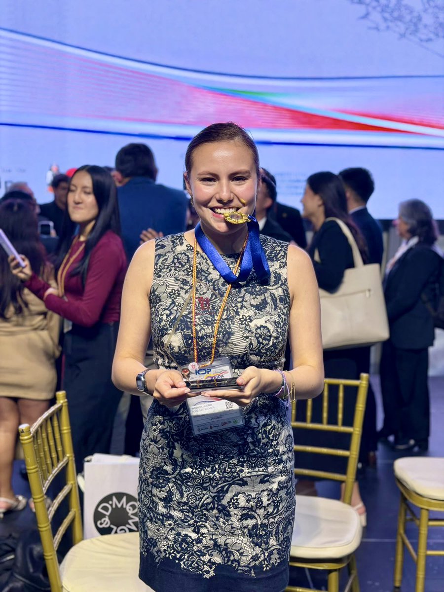 Unilibrebog's tweet photo. #OrgulloUnilibrista 🏆 ¡La Universidad Libre se consagra ganadora!

En el marco del XLVII Congreso Colombiano de Derecho Procesal, 1.000 estudiantes pertenecientes a 150 grupos de semilleros participaron en esta competencia, de los cuales 30 equipos fueron seleccionados para avanzar a la siguiente etapa.

Entre ellos, cuatro grupos de la Universidad Libre, de las Seccionales Bogotá y Cúcuta, lograron clasificarse a las semifinales, demostrando su preparación, compromiso y alto nivel académico.

De los 30 equipos que participaron en esta etapa, nueve fueron seleccionados para avanzar a la siguiente fase y, posteriormente, cinco llegaron a la gran final. Con orgullo, celebramos que la Universidad Libre obtuvo el primer lugar, gracias a la destacada participación del grupo semillero integrado por los estudiantes Ingrid Lucero Rozo Castellanos, Juan Camilo Mogollón Pérez, Juan Sebastián Rodríguez Ardila, Paula Andrea Ávila Villegas y Sergio Alexander Neira Fernández, bajo la dirección de los profesores Gember Angarita Palma y Jorge Mora Méndez.

La clasificación final estuvo conformada así:

🥇 Primer lugar: Universidad Libre.
🥈 Segundo lugar: Pontificia Universidad Javeriana.
🥉 Tercer lugar: Universidad de Nariño.
Cuarto lugar: Universidad de la República de Uruguay.
Quinto lugar: Universidad del Rosario.

Este resultado refleja la dedicación y el talento de nuestros estudiantes y docentes, y constituye un motivo de orgullo para toda nuestra Casa de Estudios.

La celebración de este gran logro se vivió en las instalaciones del Hotel Estelar de Paipa, donde la alegría fue compartida no solo por los participantes, sino también por toda la comunidad unilibrista, que se unió con orgullo a este momento tan especial. 

¡Felicitaciones a todos los equipos que hicieron parte de este importante encuentro! 

#ExcelenciaQueNosUne #UniversidadLibre