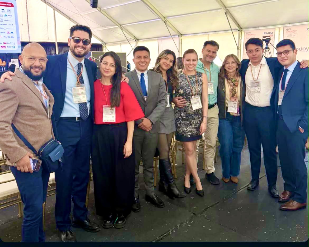 Unilibrebog's tweet photo. #OrgulloUnilibrista 🏆 ¡La Universidad Libre se consagra ganadora!

En el marco del XLVII Congreso Colombiano de Derecho Procesal, 1.000 estudiantes pertenecientes a 150 grupos de semilleros participaron en esta competencia, de los cuales 30 equipos fueron seleccionados para avanzar a la siguiente etapa.

Entre ellos, cuatro grupos de la Universidad Libre, de las Seccionales Bogotá y Cúcuta, lograron clasificarse a las semifinales, demostrando su preparación, compromiso y alto nivel académico.

De los 30 equipos que participaron en esta etapa, nueve fueron seleccionados para avanzar a la siguiente fase y, posteriormente, cinco llegaron a la gran final. Con orgullo, celebramos que la Universidad Libre obtuvo el primer lugar, gracias a la destacada participación del grupo semillero integrado por los estudiantes Ingrid Lucero Rozo Castellanos, Juan Camilo Mogollón Pérez, Juan Sebastián Rodríguez Ardila, Paula Andrea Ávila Villegas y Sergio Alexander Neira Fernández, bajo la dirección de los profesores Gember Angarita Palma y Jorge Mora Méndez.

La clasificación final estuvo conformada así:

🥇 Primer lugar: Universidad Libre.
🥈 Segundo lugar: Pontificia Universidad Javeriana.
🥉 Tercer lugar: Universidad de Nariño.
Cuarto lugar: Universidad de la República de Uruguay.
Quinto lugar: Universidad del Rosario.

Este resultado refleja la dedicación y el talento de nuestros estudiantes y docentes, y constituye un motivo de orgullo para toda nuestra Casa de Estudios.

La celebración de este gran logro se vivió en las instalaciones del Hotel Estelar de Paipa, donde la alegría fue compartida no solo por los participantes, sino también por toda la comunidad unilibrista, que se unió con orgullo a este momento tan especial. 

¡Felicitaciones a todos los equipos que hicieron parte de este importante encuentro! 

#ExcelenciaQueNosUne #UniversidadLibre
