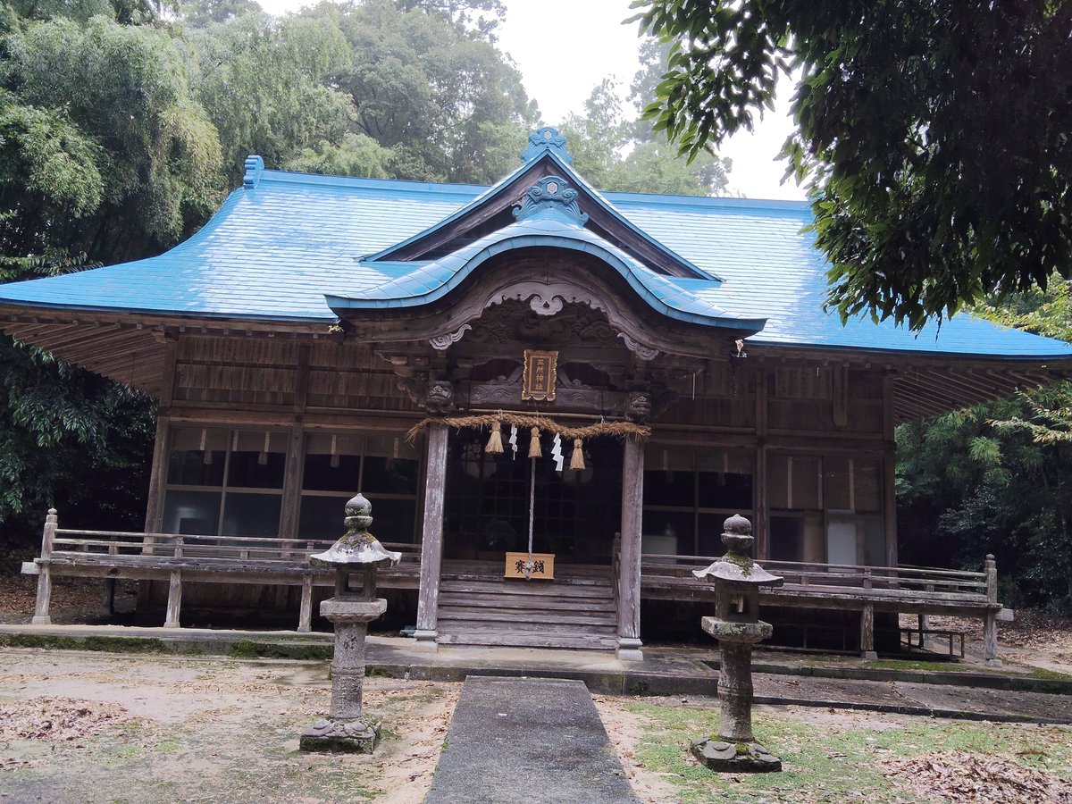 ARROWS315's tweet photo. 日南町にある三所神社に立ち寄ってきました⛩️

静かな山あいに佇む神社で、境内も落ち着いた雰囲気。
観光地とはまた違った、地域に根付いた神社の良さを感じられました😊

#鳥取県 #日南町 #三所神社 #神社巡り #神社 #山陰 #御朱印 #ドライブ #旅 https://t.co/UkCDzAXWYO