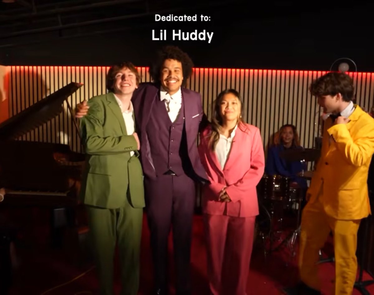 funnyseaotter's tweet photo. the concept of a bunch of friends finale being dedicated to lil huddy https://t.co/ugbw81SX0m