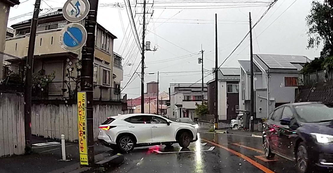 _North_Saitama_'s tweet photo. 左折しようと車線を塞ぐレクサス。
出方次第で対向車あっても曲がれる気が。
こんな狭い安そうなところに家構えて無理して買った #残クレレクサス かな？ｗ
礼も無く、出た後も嫌がらせかのろのろ運転するクズ
おとなしく軽にでも乗っておけばいいのに。
#今日のレクサス https://t.co/qfOmiD53Ql