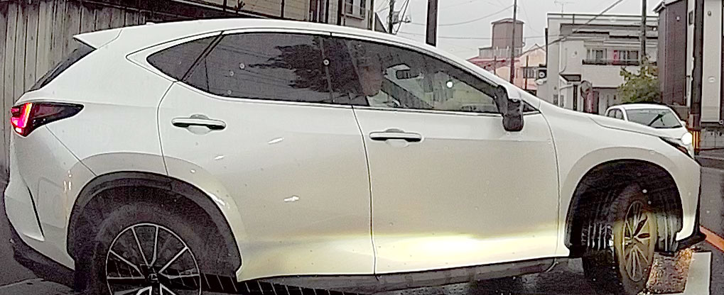 _North_Saitama_'s tweet photo. 左折しようと車線を塞ぐレクサス。
出方次第で対向車あっても曲がれる気が。
こんな狭い安そうなところに家構えて無理して買った #残クレレクサス かな？ｗ
礼も無く、出た後も嫌がらせかのろのろ運転するクズ
おとなしく軽にでも乗っておけばいいのに。
#今日のレクサス https://t.co/qfOmiD53Ql