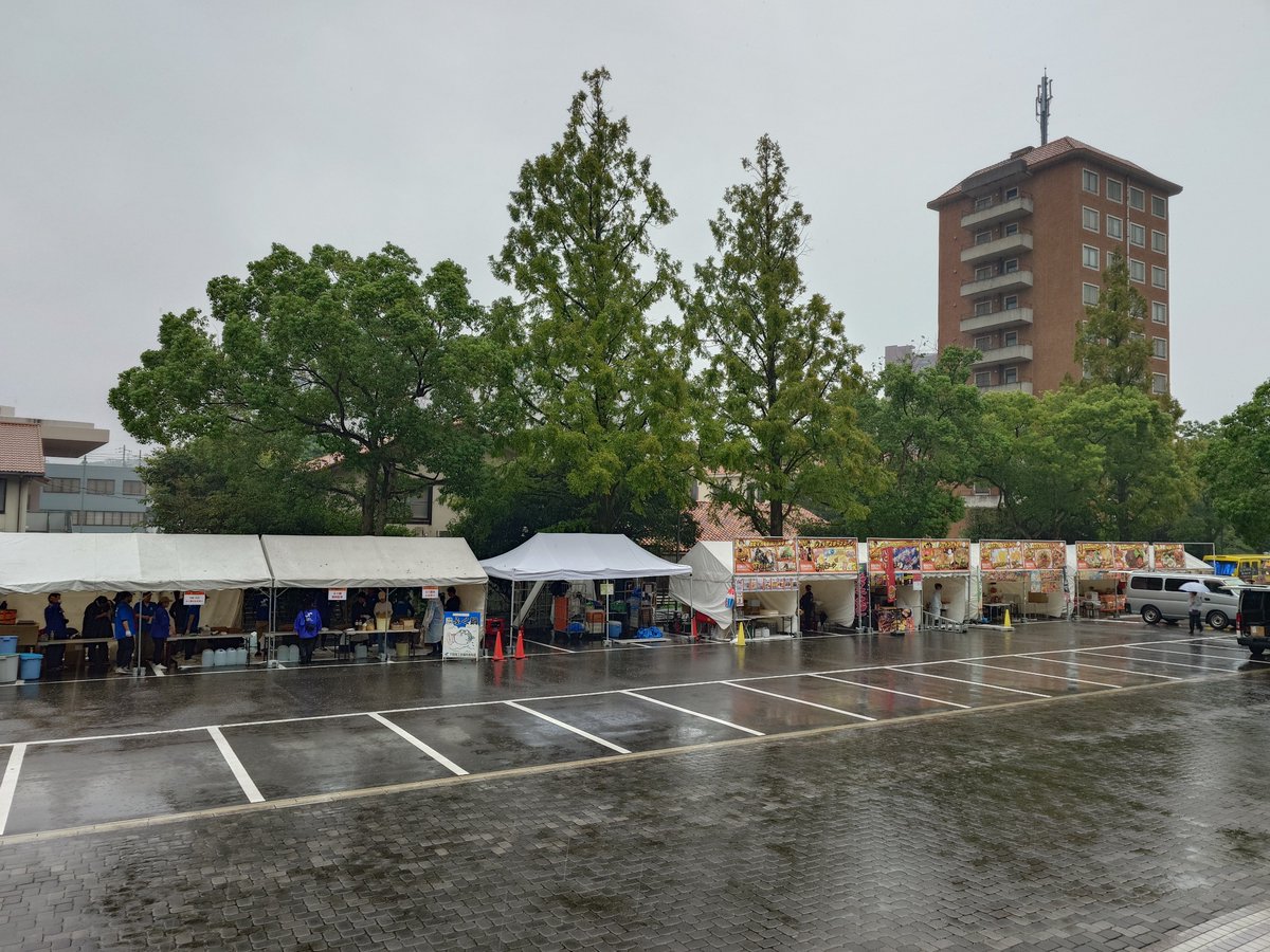 burutaku's tweet photo. #SV下関 到着
大雨☔
2,000人いくかな？
#renofa #レノファ #下関でJリーグ #下関熱狂 #山口相模原 https://t.co/R1XpWmV92j