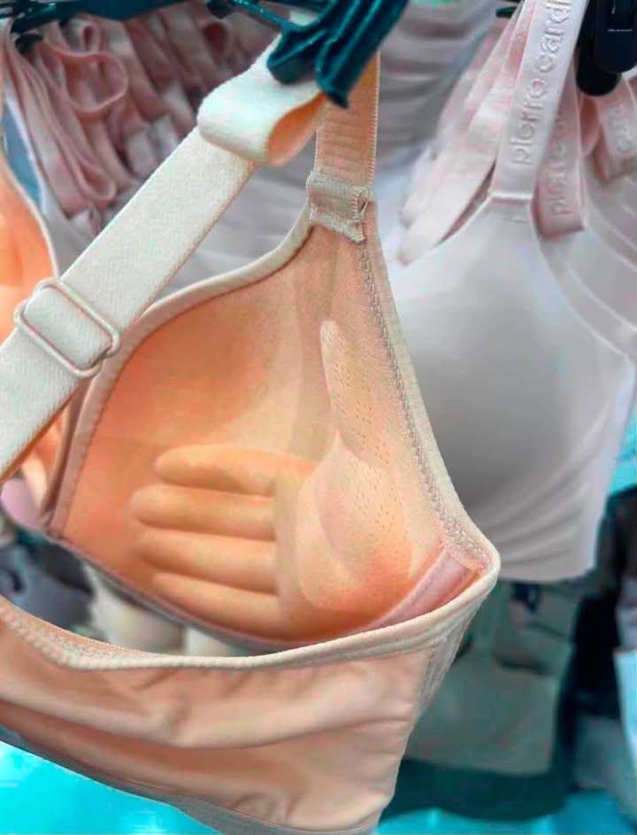 riariahpxo's tweet photo. Ok fix ini racun trheads yang gak gagal menurut gw 😭🥹
Awal nya ngakak liat bra bentuk tangan kyak gini, kirain cuma lucu doang 😌
Pas  di pakek WOWWW pantes viral, dada jadi lebih ke angkat, bentuk nya juga lucu 😭🫶 https://t.co/DXNxZZAgJq