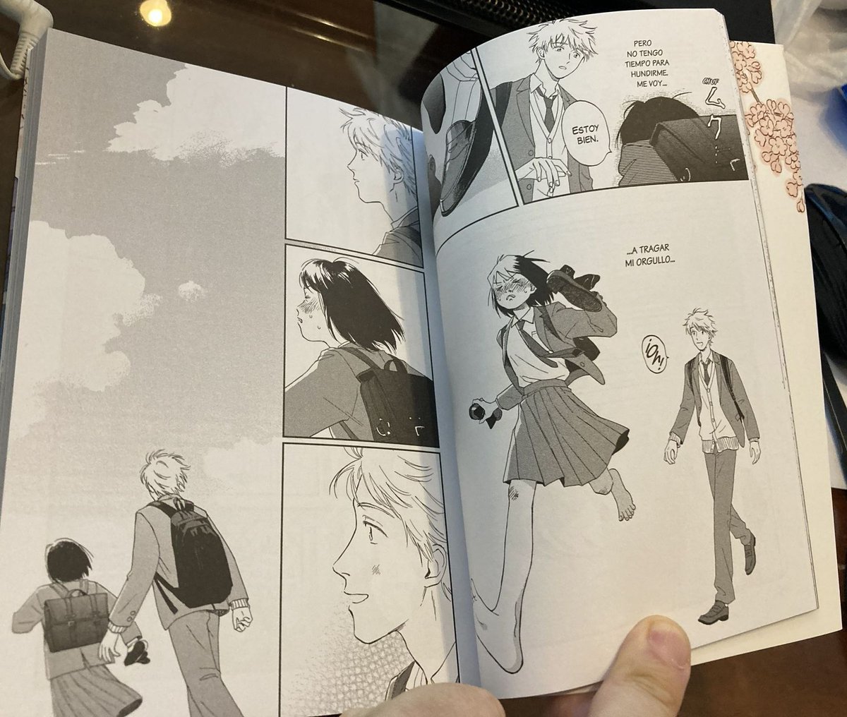 ito_tetsu's tweet photo. はまっているマンガ、#スキップとローファー チリ、サンティアゴでスペイン語版を見つけてしまった。これでスペイン語勉強しよう。しかし、日本円で1冊約2300円…。2巻以降を買うかは勉強の進み具合次第…

#skipandloafer #スキロー https://t.co/3zJSXGmwK7
