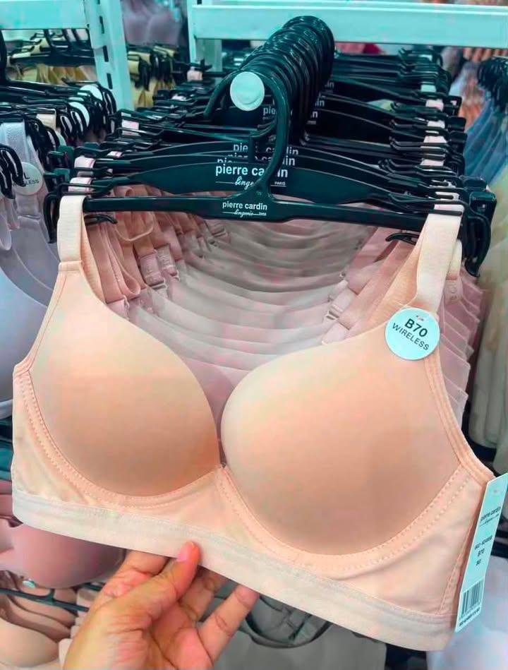 riariahpxo's tweet photo. Ok fix ini racun trheads yang gak gagal menurut gw 😭🥹
Awal nya ngakak liat bra bentuk tangan kyak gini, kirain cuma lucu doang 😌
Pas  di pakek WOWWW pantes viral, dada jadi lebih ke angkat, bentuk nya juga lucu 😭🫶 https://t.co/DXNxZZAgJq