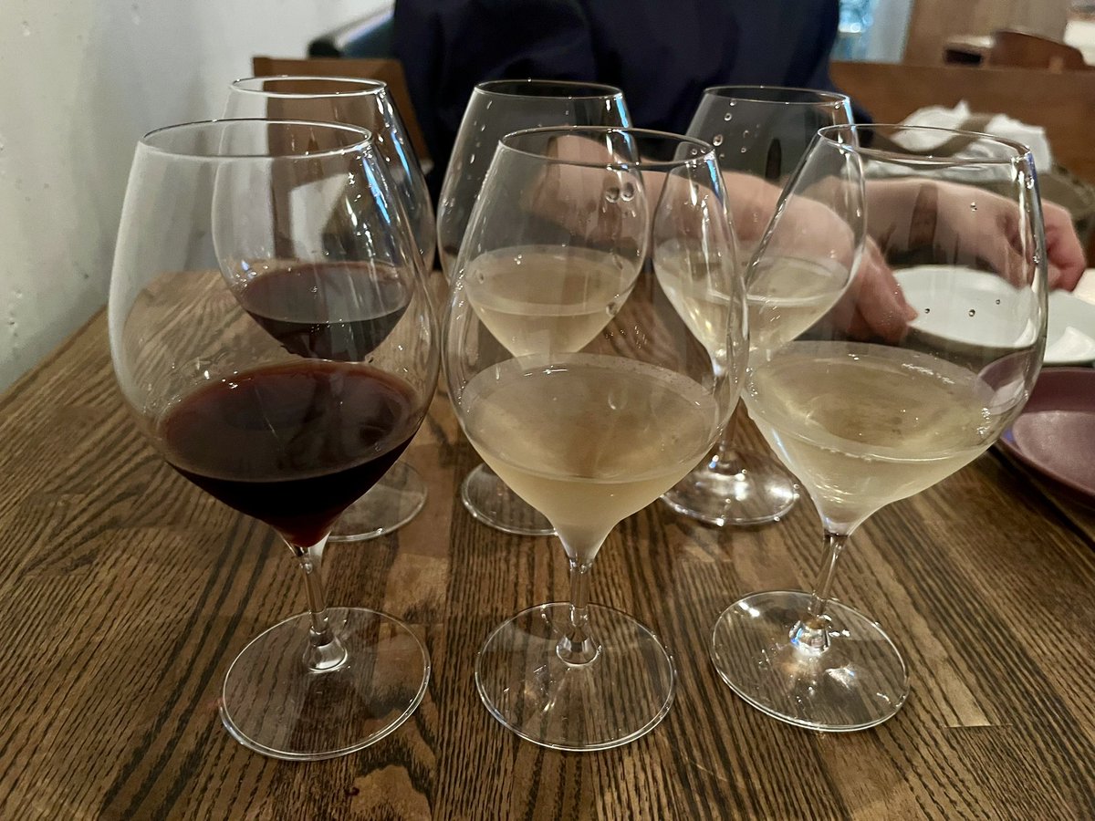 yo_ri_co's tweet photo. 昨日のサクッとご近所飲み〜🍷（朝から失礼😅）とウエストの月餅。美味しくいただきました。感謝します🙏 https://t.co/F8vNSpjbye