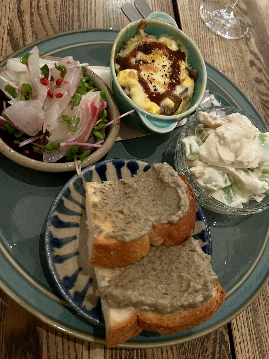 yo_ri_co's tweet photo. 昨日のサクッとご近所飲み〜🍷（朝から失礼😅）とウエストの月餅。美味しくいただきました。感謝します🙏 https://t.co/F8vNSpjbye