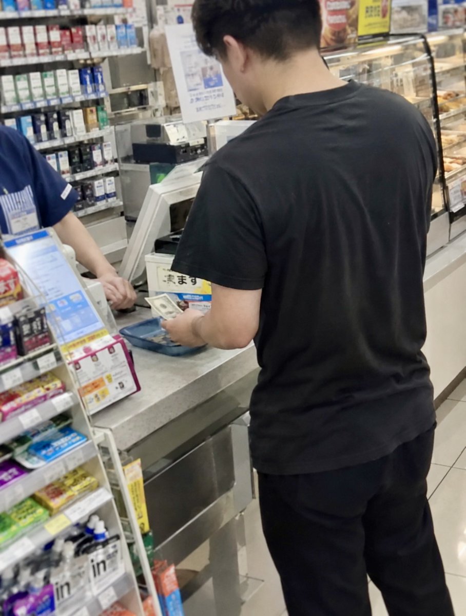 smile_kun422's tweet photo. コンビニで現金払いしてる人、
あり？なし？ https://t.co/zw5R9BUbSX