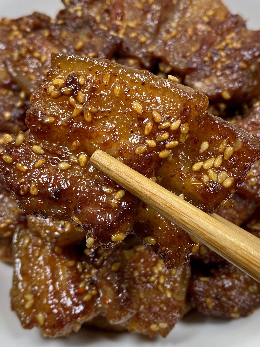 NolanKayrtm's tweet photo. [Oye! Qué buen olor a esa comida rica, la grasa de la carne hace maravillas.]， https://t.co/hZ2z1TbF5n