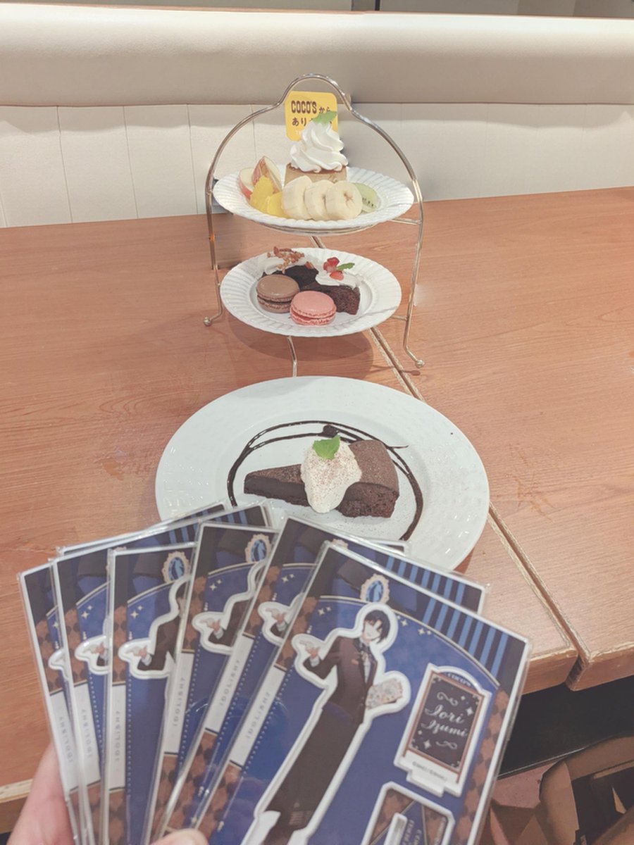 tet_kaki810's tweet photo. コラボしてからアプリ入れたのに行きすぎてスペシャルデザートもらえるようになってしまったし年間10%OFFになってしまった… https://t.co/a0uxExWXuk
