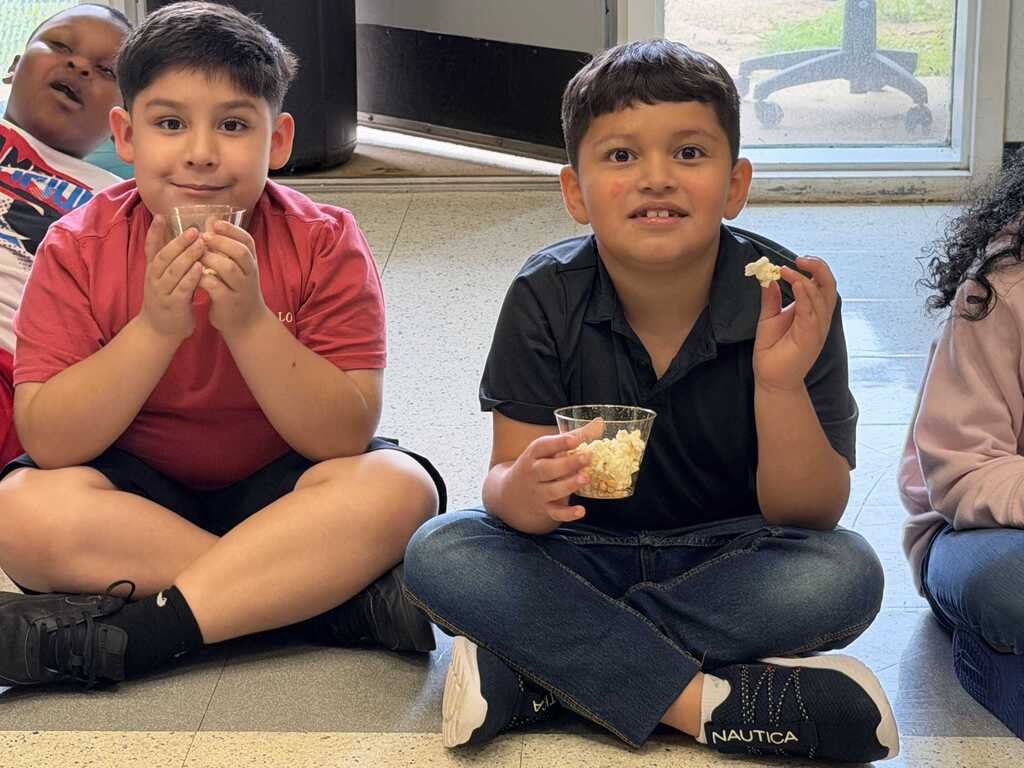 NAUES2024's tweet photo. 🔬🍿🍦 Science you can see, hear &amp; taste! Our 2nd-grade scientists explored solids, liquids &amp; gases with popping popcorn and Purple Cow Floats! 💜🥤 Hands-on learning made the three states of matter deliciously memorable! 🐬💙💛 #NAUES #ScienceIsFun #HandsOnLearning https://t.co/1B9VYOTBRk