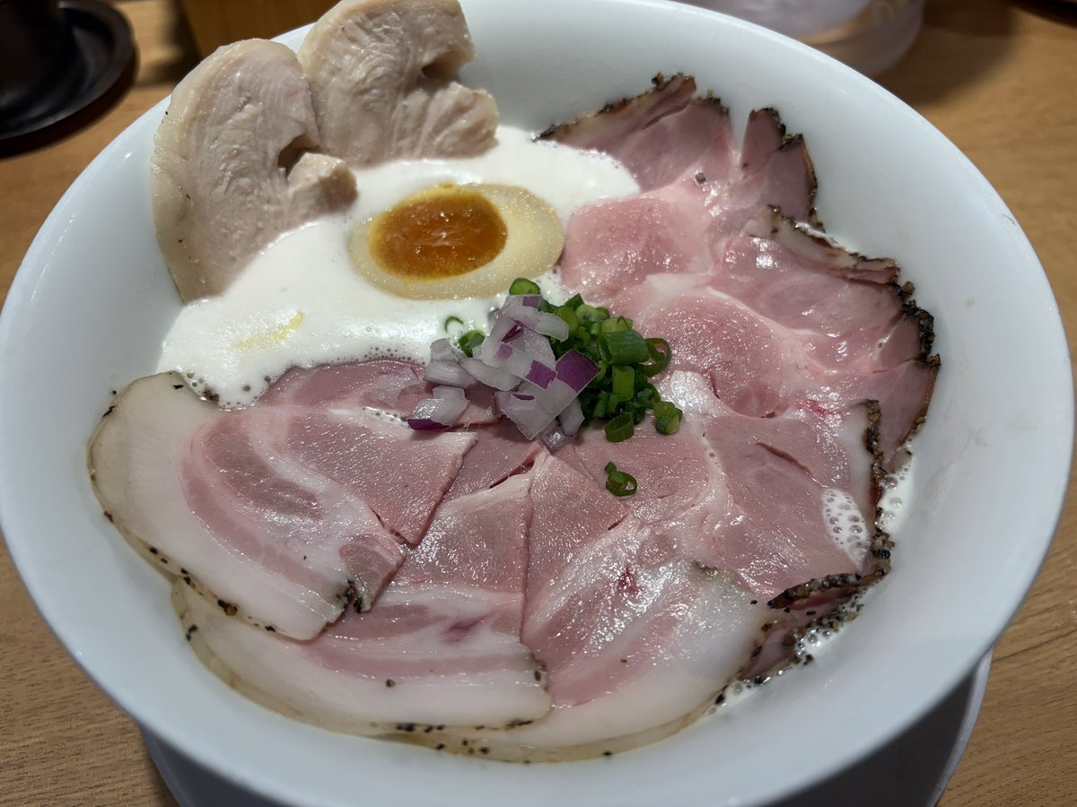 jasilupo's tweet photo. ラーメン家あかぎ
特製鶏白湯しお

ふわっとした口当たりの良い泡系鶏白湯スープがめちゃめちゃ美味い！
塩やと醤油と比べてポタージュ感が増す
麺も食感が良くてめちゃ美味い！

今年162杯目のラーメン https://t.co/Tz3a1XERHK