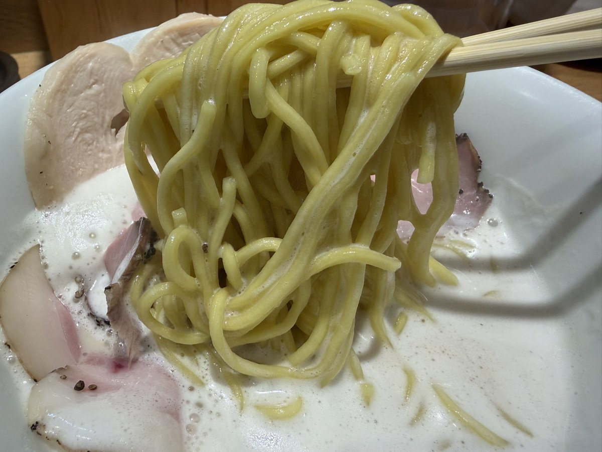 jasilupo's tweet photo. ラーメン家あかぎ
特製鶏白湯しお

ふわっとした口当たりの良い泡系鶏白湯スープがめちゃめちゃ美味い！
塩やと醤油と比べてポタージュ感が増す
麺も食感が良くてめちゃ美味い！

今年162杯目のラーメン https://t.co/Tz3a1XERHK
