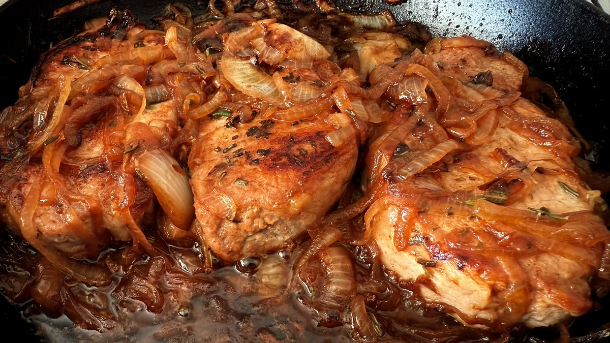 Square1Wellness's tweet photo. What’s everyone cooking tonight? Pork chops and onions in our house! Chef Robert! @SQ1Wellness Do you approve Rob? @BrennemanRob 🐖#eatrealfood #pork #meat https://t.co/x1P85QxWCp