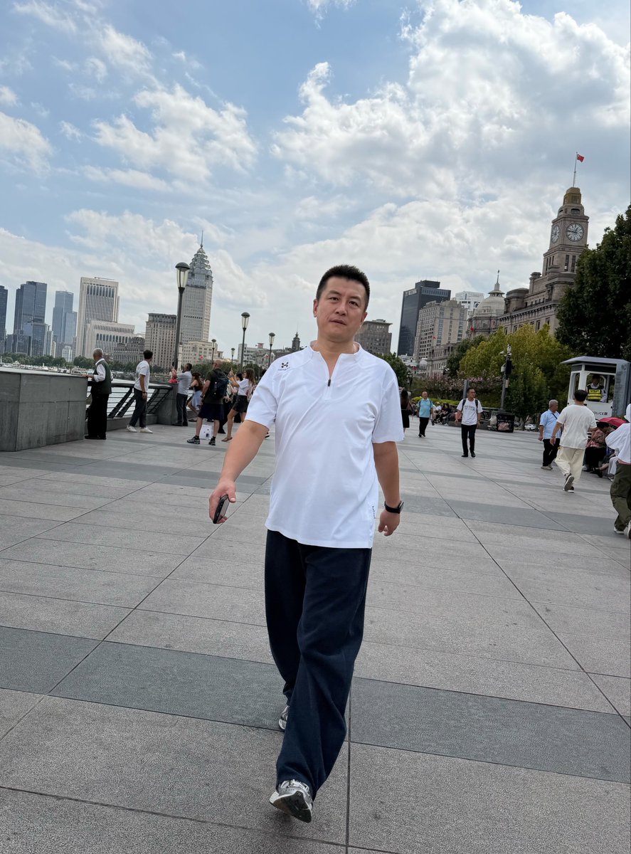 xulesnapper's tweet photo. 外滩偶遇一位帅气人夫，他说我把他拍得很好看～ https://t.co/N0PhswuBWW
