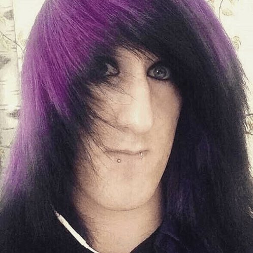 jonhrayjr's tweet photo. ela vestindo uma gargantilha emo pra cantar stupid song https://t.co/fSuvtMVric