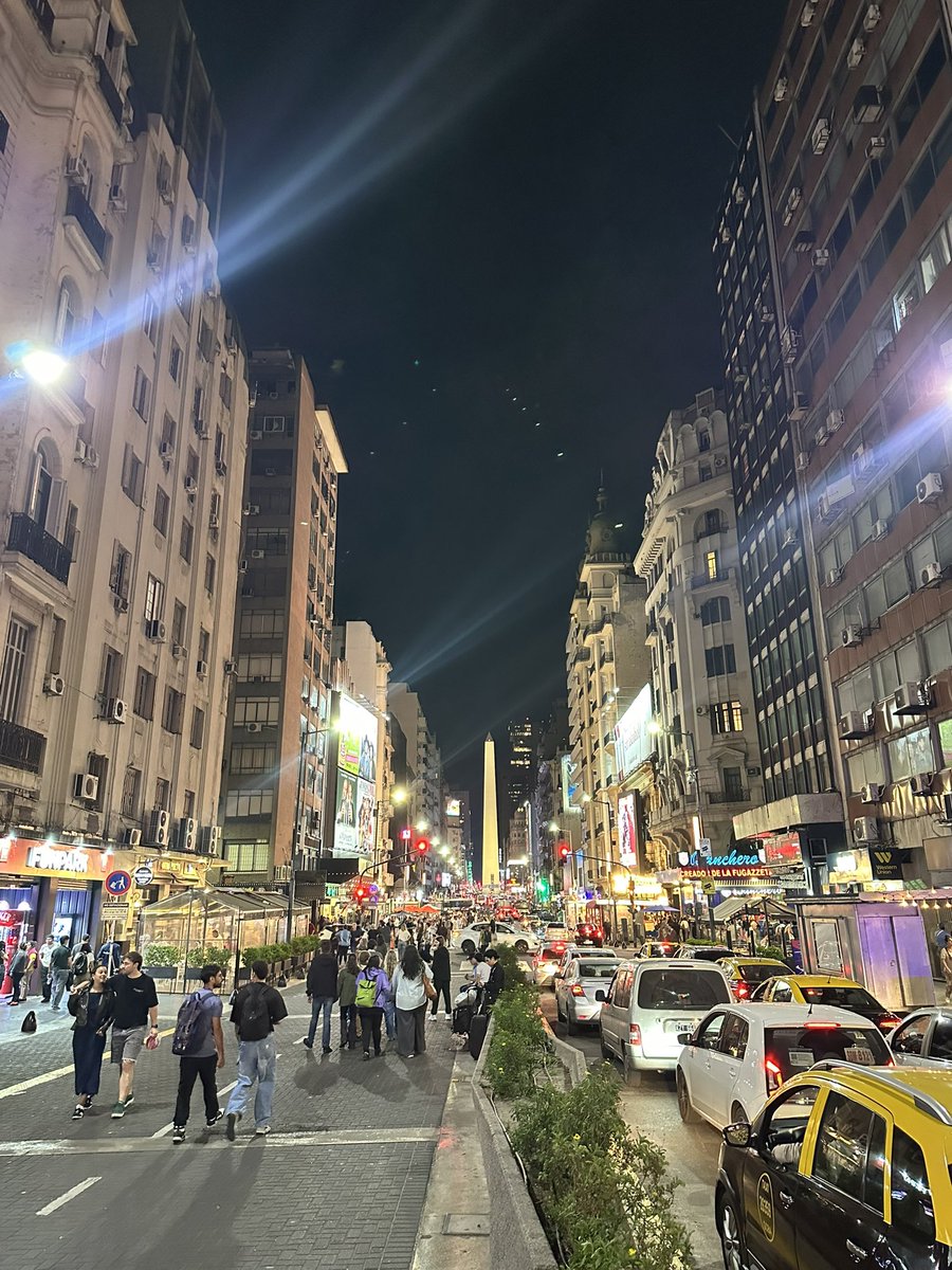 cutelanzani's tweet photo. Que linda que sos Buenos Aires cuando tenés un show de Lali mañana https://t.co/7or3T9Zwml