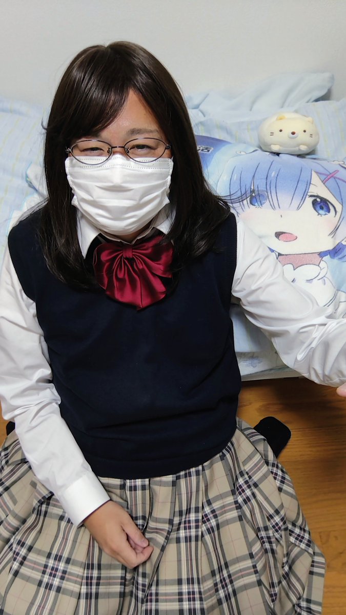 maki_skirtday's tweet photo. おはようございます!
今日は何処も雨の予報ですね。
リボンって制服CONOMiの無地は、やや長めに作られていた事を最近知りました。と言う事でリボンのゴム部分を一部結んでみた。
#男の娘 #制服 #CONOMi #スカート https://t.co/Om1K73FoVx