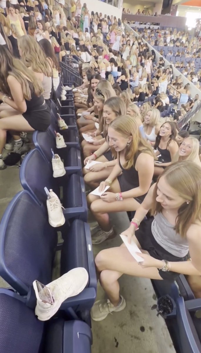 Frinkkzag's tweet photo. Unexpected side effect of pumping the same subliminals through the speakers of the entire campus. The girls start to become… similar. They dress the same, dye their hair the same, talk the same, walk the same. And of course they all have TikToks https://t.co/0gnz4Nwkju