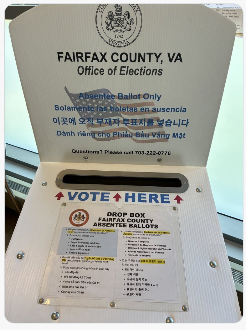 CvilleBubble's tweet photo. 🇺🇸 This is an Early Voting site in Reston, Fairfax County,  Virginia.  20 miles from D.C.

Signs &amp; voting material in the United States should only be in English

📷 @Luellen1M 
https://t.co/FyEGayxwpf https://t.co/LZ1h1Vjygl