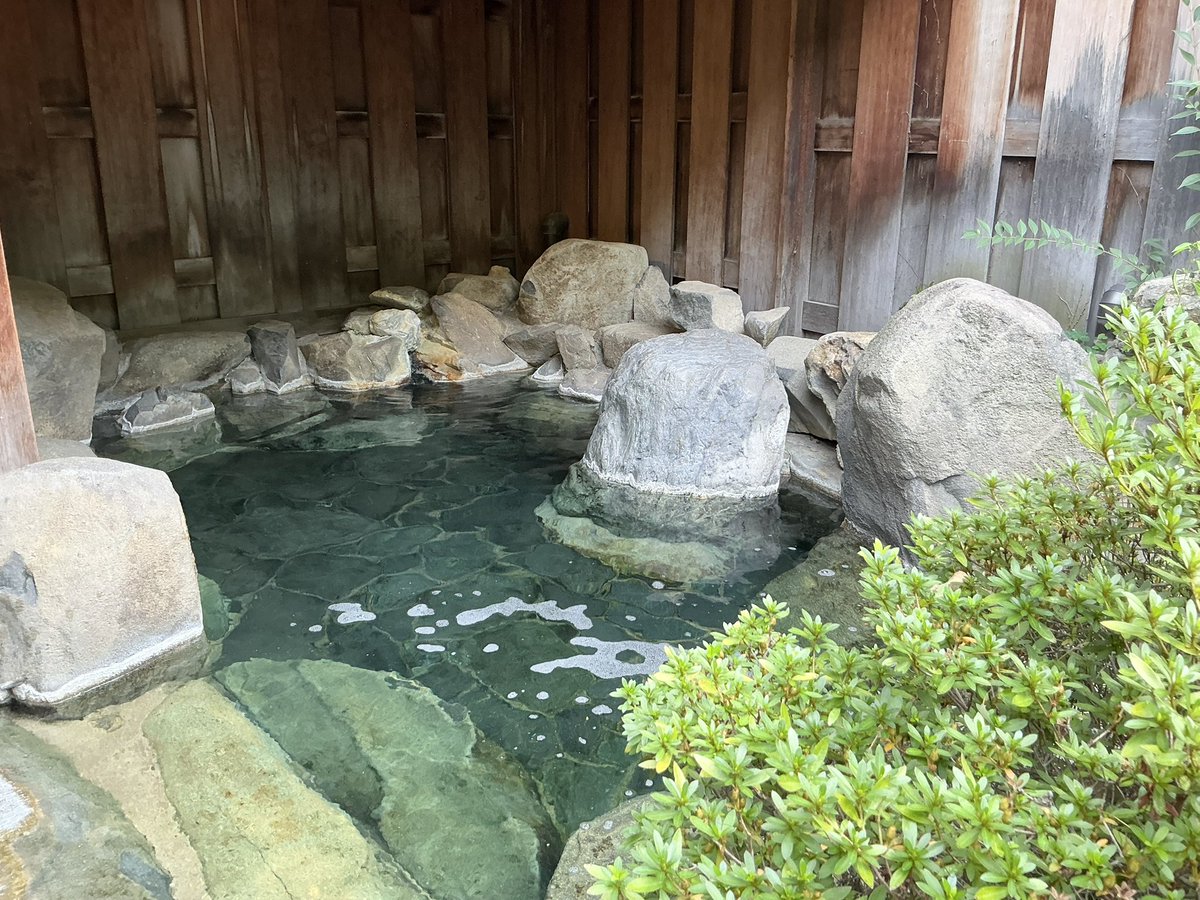 onseniii's tweet photo. 昨夜は戸倉上山田温泉 山風荘さんへ宿泊でした！(再訪です)
城山源泉を掛け流しです 硫黄の香りがする緑色の湯です
今朝の信州は雨です☔ お世話になりました 出発しまーす🚙 https://t.co/OOH1EYLDQe