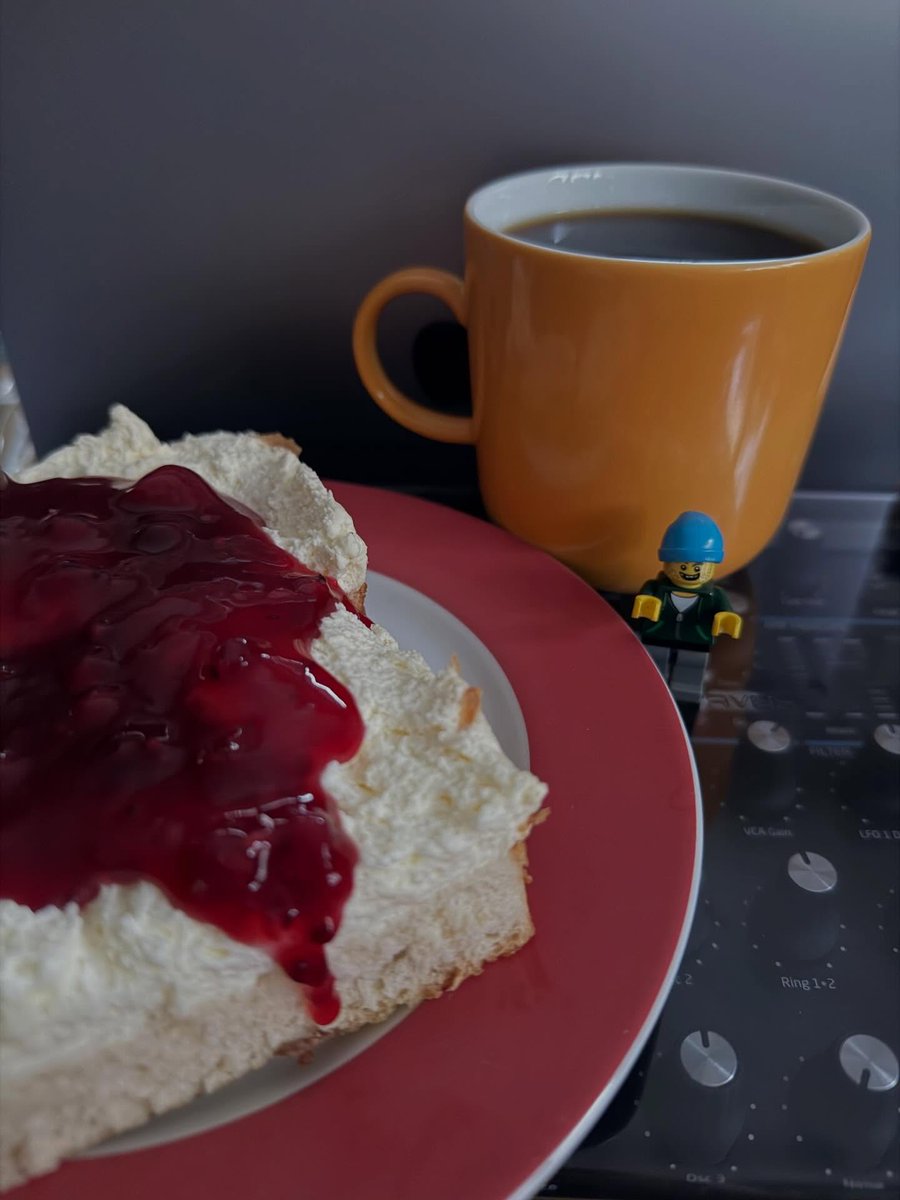 hazelnelson1f9c's tweet photo. The fanciest and yummiest coffee I’ve ever had! Colombia with notes of cherry cola and red berries, roasted by Man versus Machine—absolutely delicious! Cake: Bienenstich with red fruit jelly. https://t.co/xgQenvukyJ
