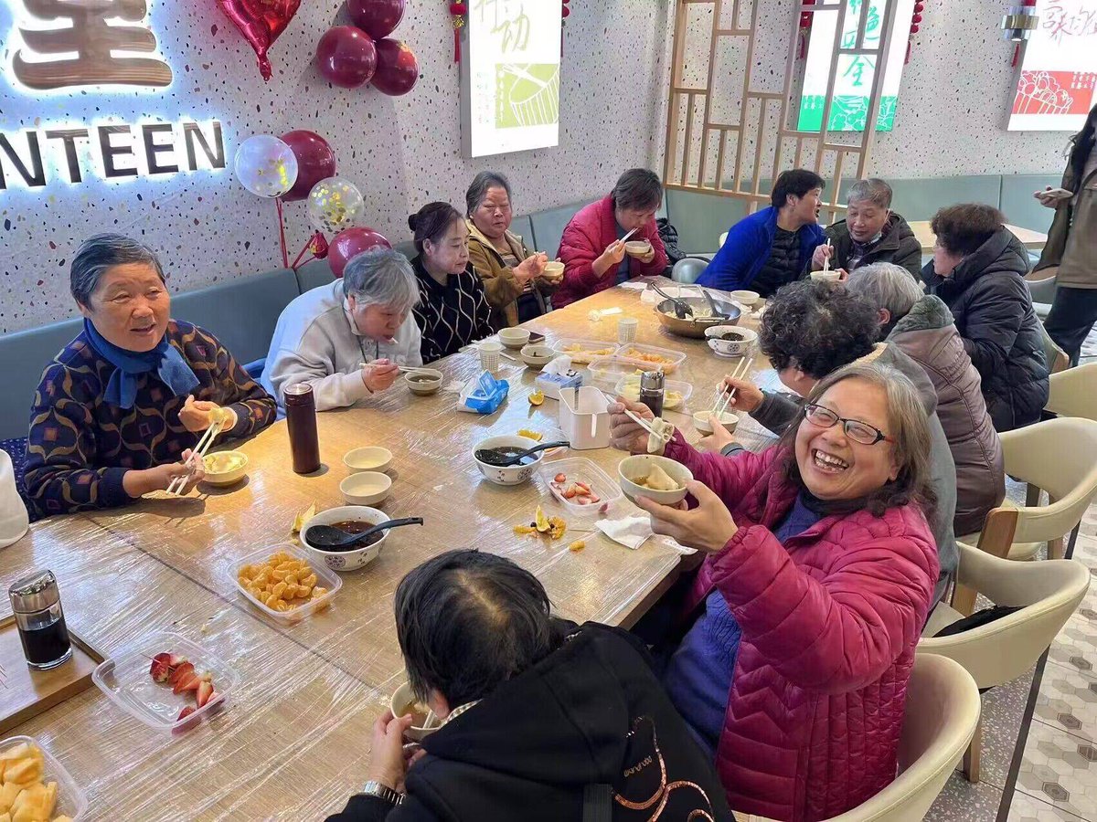 AlvertaMeree's tweet photo. Neighborhood potluck tonight at 6! Grilled veggies, homemade cookies, and great neighbors—come hang out on the front porch! https://t.co/AgWrmeVS9H