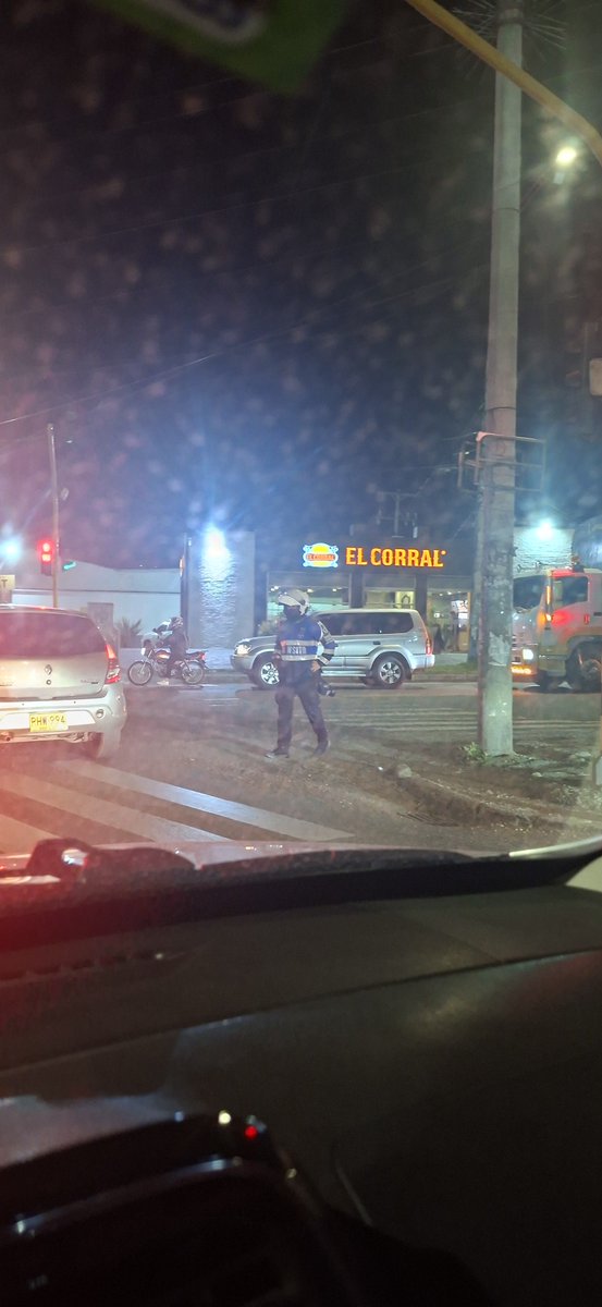 Alejoaguileraco's tweet photo. @Movilidadchia @AlcaldiaChia donde hay un agente hay un trancon. No sirven para nada. Ese es el premio a la movilidad que le dieron, 8 de la noche y teancon todavía. Y em trancon desde la Único y las entradas a @Centrochia. https://t.co/nr07AtaBAq