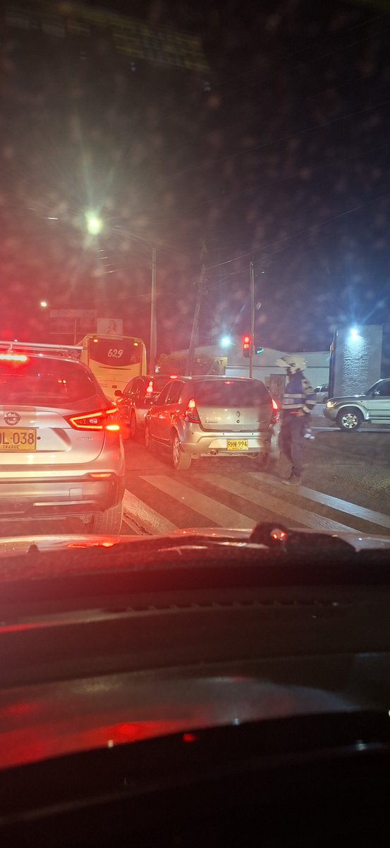 Alejoaguileraco's tweet photo. @Movilidadchia @AlcaldiaChia donde hay un agente hay un trancon. No sirven para nada. Ese es el premio a la movilidad que le dieron, 8 de la noche y teancon todavía. Y em trancon desde la Único y las entradas a @Centrochia. https://t.co/nr07AtaBAq