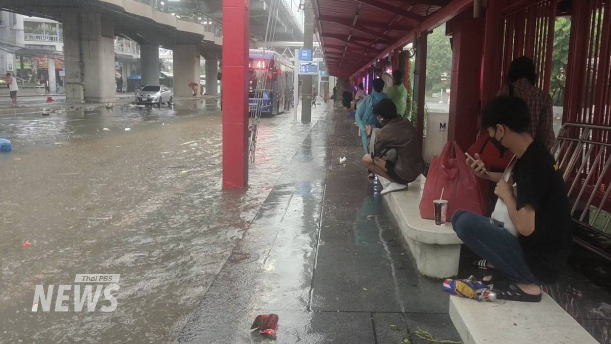 ThaiPBSNews's tweet photo. 07.30น. สภาพบริเวณแฮปปี้แลนด์ บางกะปิ มีน้ำท่วมขังบนถนน ประชาชนเดินทางลำบาก ส่วนบริเวณใต้สถานีรถไฟฟ้าบางกะปิ แนะรถเล็กห้ามผ่าน เนื่องจากระดับน้ำท่วมสูง

#ฝนตก #ฝนตกหนัก #น้ำท่วม #น้ำท่วม2569 #น้ำท่วมขัง #สภาพอากาศ #ข่าวไทยพีบีเอส #ข่าวที่คุณวางใจ #ThaiPBSnews https://t.co/5IjDSzpEKT