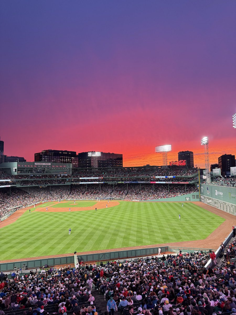 RealJayH's tweet photo. Fenway skies 🌅 https://t.co/y9d9CwJg6E
