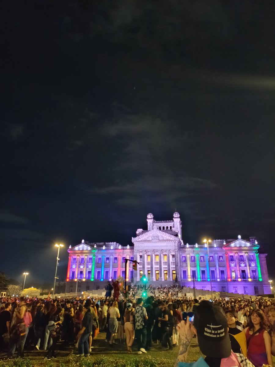 mape23's tweet photo. Noche colorida en mi #montevideo https://t.co/h4FVgmtRFR