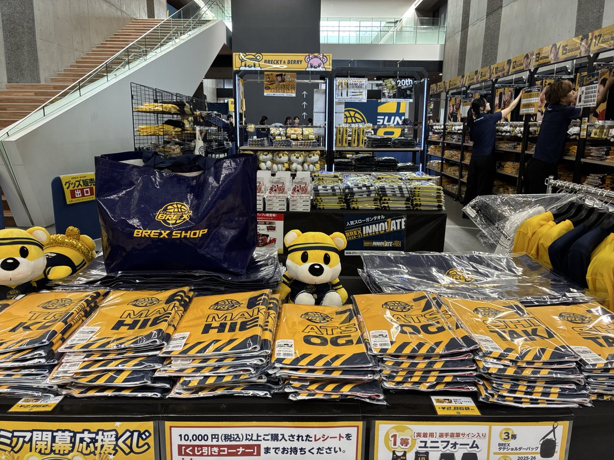brex_goods's tweet photo. まもなくBREX SHOP先行販売を開始します。チケットをお待ちでない方もグッズ売場をご利用いただけます。最終入場は11:45となります。

グッズを10,000円(税込)ご購入ごとに1回ご参加いただける「プレミア開幕応援くじ」やガチャ(カプセルトイ)コーナーも先行販売と同時にスタート！

皆さまのご来店をお待ちしております。
#BREX #BREXSHOP