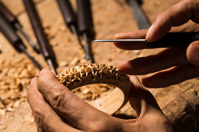 yonneeun's tweet photo. Hey guys, today I’m gonna add a fun edge to my weekend plan—carving a tiny wood piece and embedding a cool little star in it! https://t.co/7ptwPt3gUz