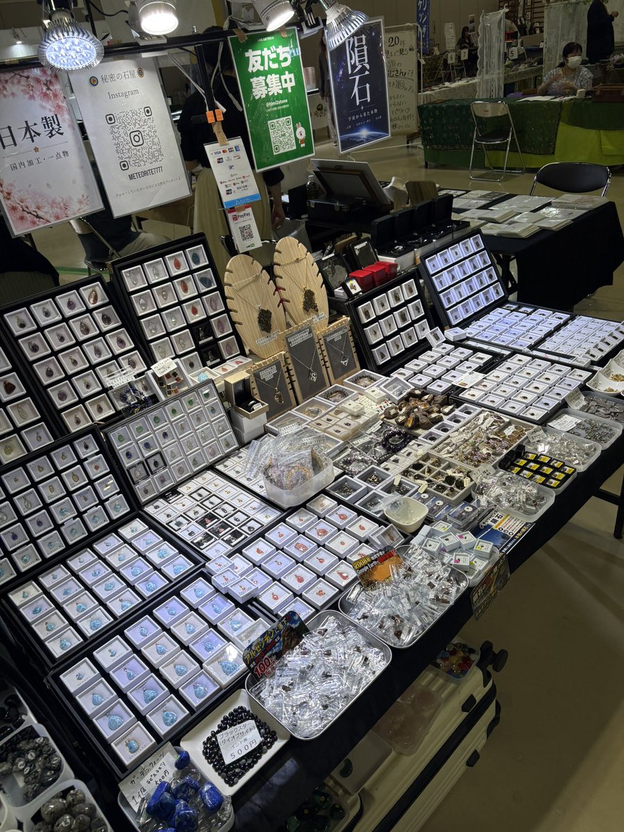 himi2stone's tweet photo. 新潟ミネラルマルシェ２日目です✨
入って左奥83番
前回在庫切れ多発してましたが、今回は沢山隕石を準備してます✨
#ミネラルマルシェ 
#新潟ミネラルマルシェ https://t.co/SadJMgue3M