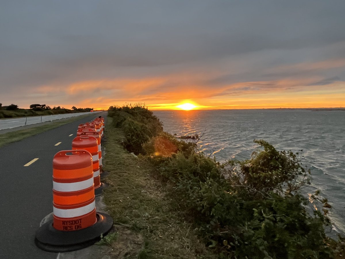 nysdotli's tweet photo. Jumping on tonight’s Long Island rainbow and orange sky trend. 
📍Ocean Parkway https://t.co/ukVjVTVRm1
