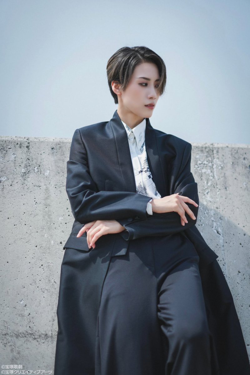 skystage_info's tweet photo. 【RE:VISION -My Song My Story-#1】

「RE:VISION -My Song My Story-#1」はご覧いただけましたか？🎧✨
宙組・鷹翔千空が、キタニタツヤさんの楽曲「青のすみか」をカバー🎤🎶
レコーディングからMV撮影まで、その制作の舞台裏をお届けします！

次回の放送は9月29日（火）22:45〜です！

今回はX限定の写真も公開します📸✨

楽曲配信も番組とあわせてぜひお楽しみください！

🎧楽曲配信情報はこちら
https://t.co/WUSAytK9g2